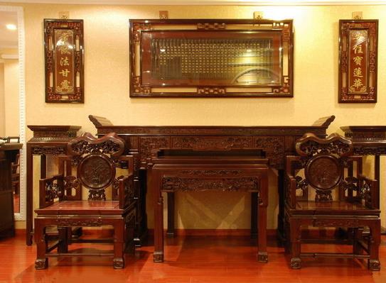 個性定制紅木家具悄然走俏.jpg