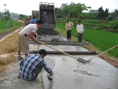 愛心家居企業(yè)為村民捐資修路