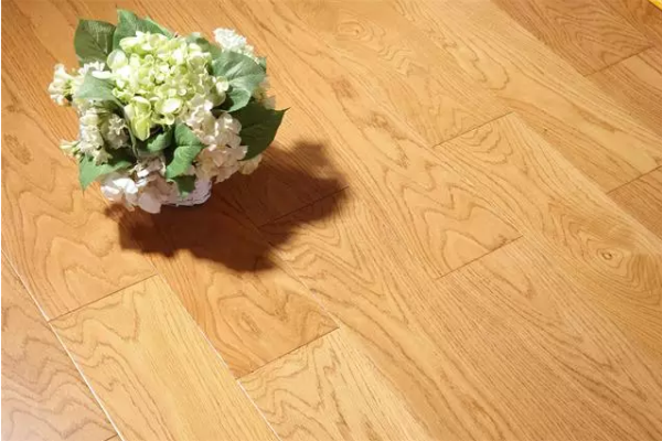 忙碌一天拖著疲憊的身軀回到家后，通過簡單的一組瑜伽練習，可以快速緩解疲憊狀態，讓身心輕松起來。