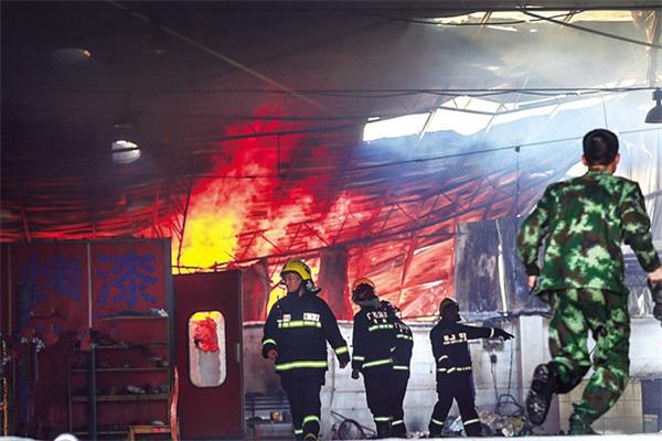 柳州市東環大道--大量木制家居被燒