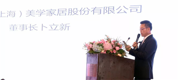 在消費(fèi)升級的大背景下，在美學(xué)消費(fèi)意識覺醒的大趨勢下，地板行業(yè)有這樣一位先行者——書香門地，以時(shí)尚的設(shè)計(jì)和理念引領(lǐng)市場，在產(chǎn)品定位上，始終走高端價(jià)值鏈的方式，倡導(dǎo)“美能增值”的核心消費(fèi)理念，開創(chuàng)“美學(xué)”地板先河，順應(yīng)了消費(fèi)需求發(fā)展的趨勢，彌補(bǔ)了國內(nèi)高端市場的空白。2018年書香門地“聚勢·創(chuàng)變·領(lǐng)航”的新征程已經(jīng)開啟！