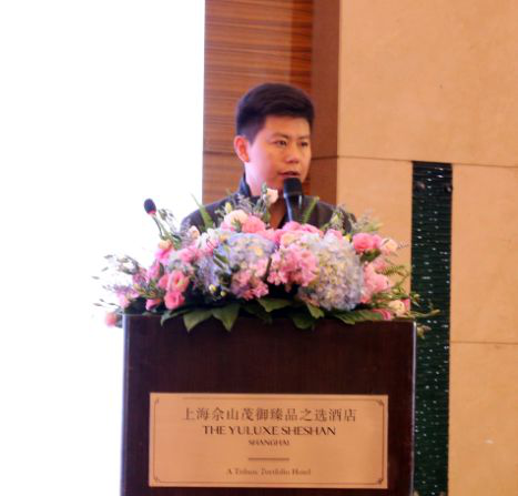 在消費(fèi)升級的大背景下，在美學(xué)消費(fèi)意識覺醒的大趨勢下，地板行業(yè)有這樣一位先行者——書香門地，以時(shí)尚的設(shè)計(jì)和理念引領(lǐng)市場，在產(chǎn)品定位上，始終走高端價(jià)值鏈的方式，倡導(dǎo)“美能增值”的核心消費(fèi)理念，開創(chuàng)“美學(xué)”地板先河，順應(yīng)了消費(fèi)需求發(fā)展的趨勢，彌補(bǔ)了國內(nèi)高端市場的空白。2018年書香門地“聚勢·創(chuàng)變·領(lǐng)航”的新征程已經(jīng)開啟！