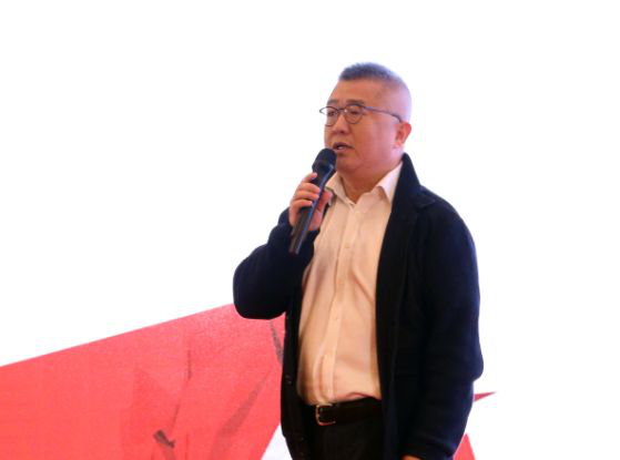 在消費(fèi)升級的大背景下，在美學(xué)消費(fèi)意識覺醒的大趨勢下，地板行業(yè)有這樣一位先行者——書香門地，以時(shí)尚的設(shè)計(jì)和理念引領(lǐng)市場，在產(chǎn)品定位上，始終走高端價(jià)值鏈的方式，倡導(dǎo)“美能增值”的核心消費(fèi)理念，開創(chuàng)“美學(xué)”地板先河，順應(yīng)了消費(fèi)需求發(fā)展的趨勢，彌補(bǔ)了國內(nèi)高端市場的空白。2018年書香門地“聚勢·創(chuàng)變·領(lǐng)航”的新征程已經(jīng)開啟！