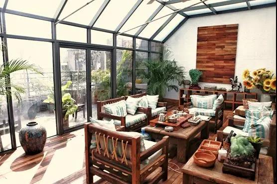 陽光灑在枝蔓上 投下斑駁的影子 天花的時間印記 融于空間本身 空間隨著時間變化 隨著陽光生長 它 是有生命的