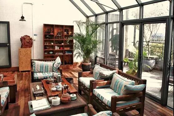 陽光灑在枝蔓上 投下斑駁的影子 天花的時間印記 融于空間本身 空間隨著時間變化 隨著陽光生長 它 是有生命的