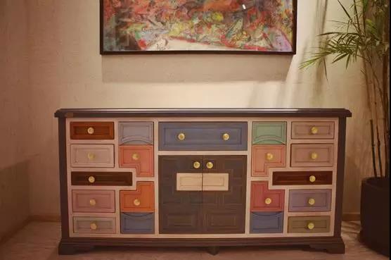 陽光灑在枝蔓上 投下斑駁的影子 天花的時間印記 融于空間本身 空間隨著時間變化 隨著陽光生長 它 是有生命的