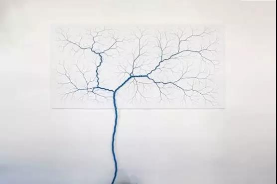 藍(lán)色是天空的色彩 他是有生命的 在我們的設(shè)計里 經(jīng)常會用到各種藍(lán) 你想象一下 家中擁有那抹藍(lán) 就像擁有了一片天空