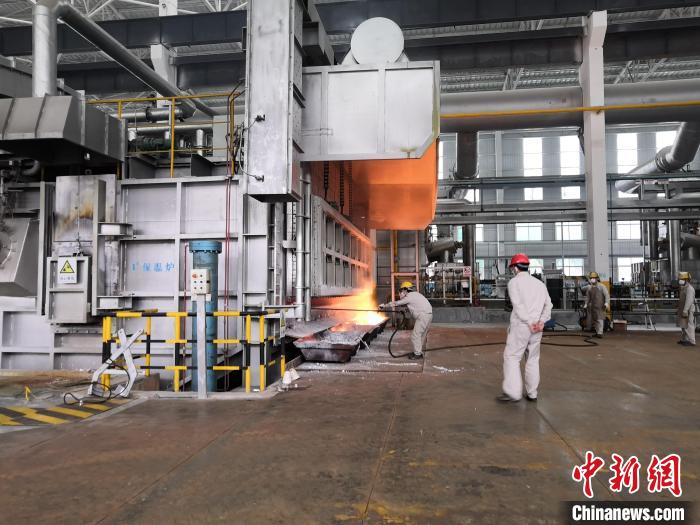 圖為來賓市一家鋁企業(yè)里工人忙碌工作。　來賓市工業(yè)園區(qū)供圖