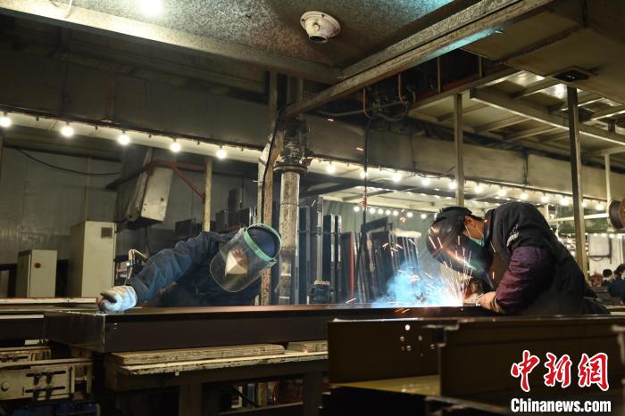 圖為美心集團的工人正在作業。　張旭 攝