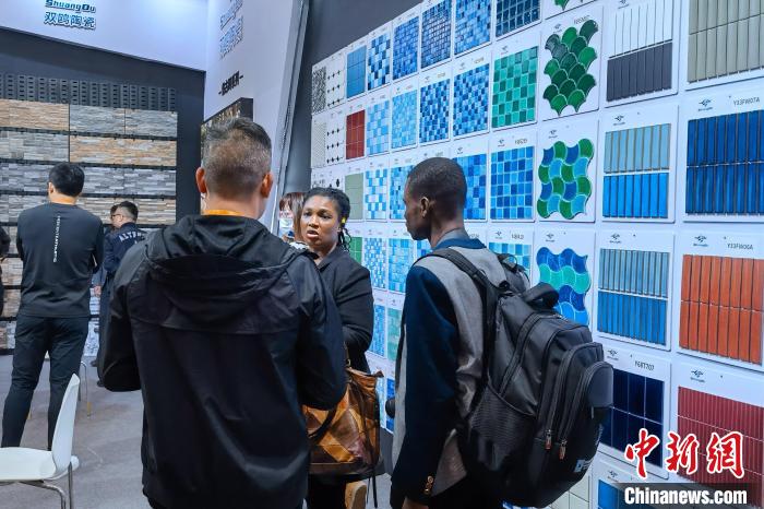 海外采購(gòu)商現(xiàn)場(chǎng)洽談。　孫虹 攝