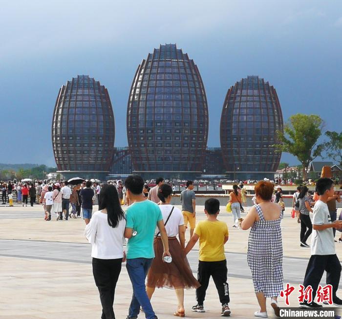 游客在南康家具小鎮(zhèn)游玩。　南康區(qū)委宣傳部供圖