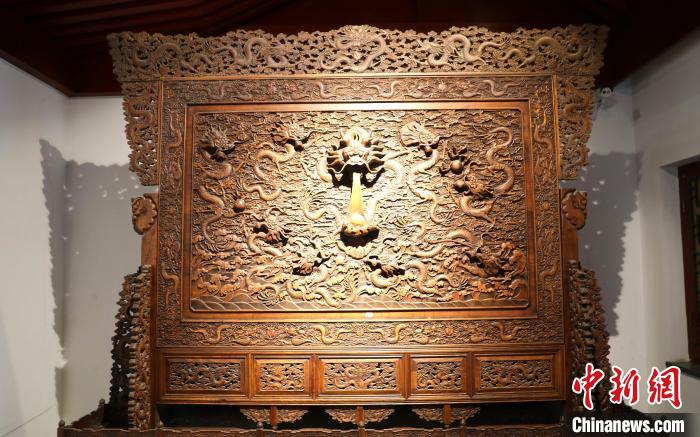 圖為青海永錄民俗博物館內(nèi)珍藏的中式家具。　薛蒂 攝