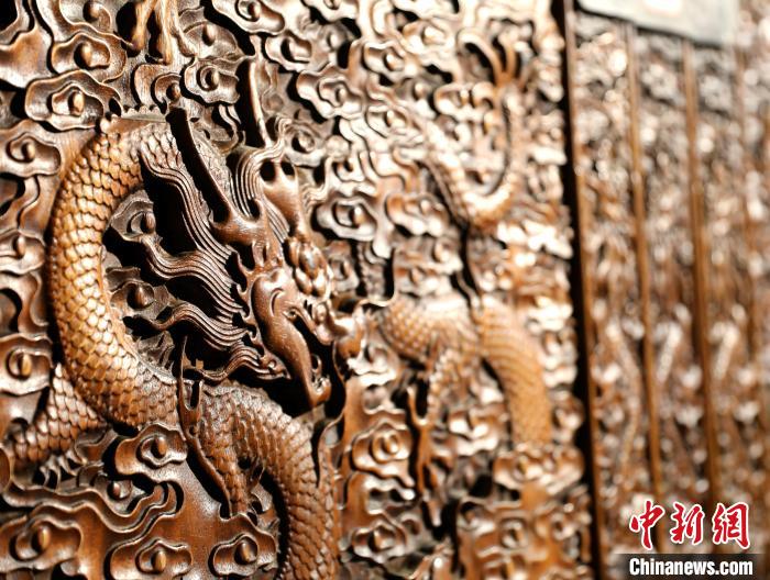 圖為青海永錄民俗博物館內(nèi)珍藏的中式家具細(xì)節(jié)展示。　薛蒂 攝